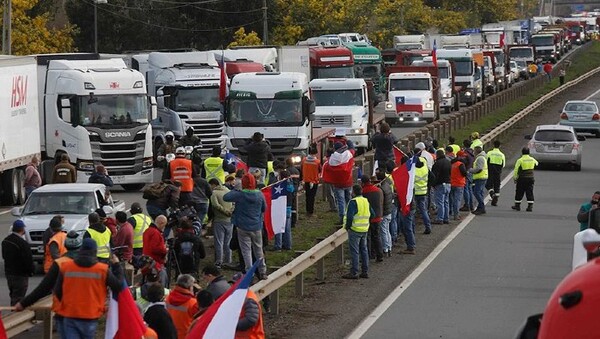 Acuerdo parcial: Chile firmó un convenio con dos de los sindicatos del gremio de camioneros para levantar la huelga - ADN Digital