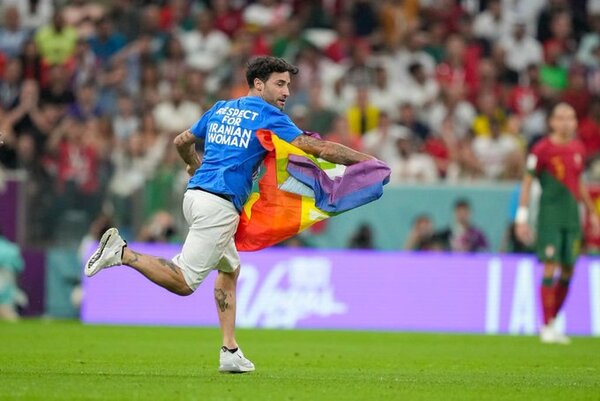 Primera invasión de cancha en Qatar 2022, en el Portugal-Uruguay