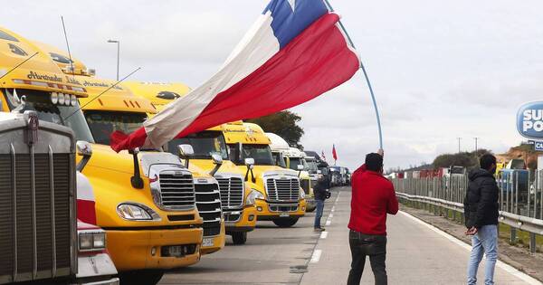 La Nación / Chile: detienen a 19 personas en huelga de transportistas