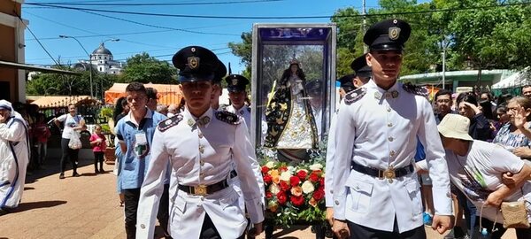 Gran acompañamiento de fieles en la procesión de Tupãsy Caacupé y el rezo del Ángelus - Nacionales - ABC Color