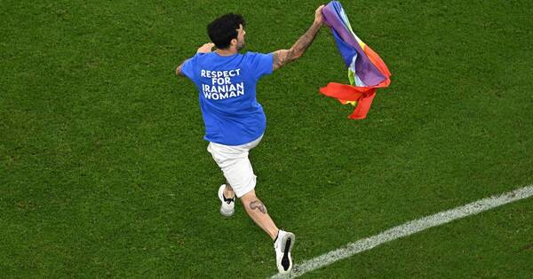 La Nación / Una bandera arcoíris, en la cancha