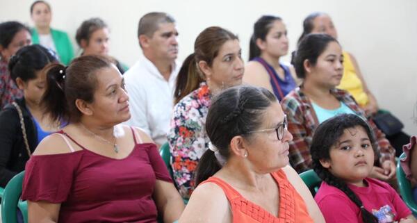 Mujeres emprendedoras y jefas de hogar participan de la charla de educación financiera