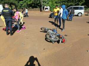 Motociclista queda herida tras accidente en el acceso al barrio Santa María