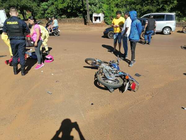Motociclista queda herida tras accidente en el acceso al barrio Santa María