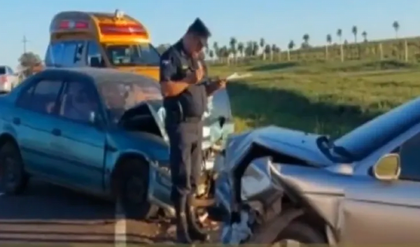 Un muerto y tres heridos en choque frontal en Quiindy - Noticiero Paraguay