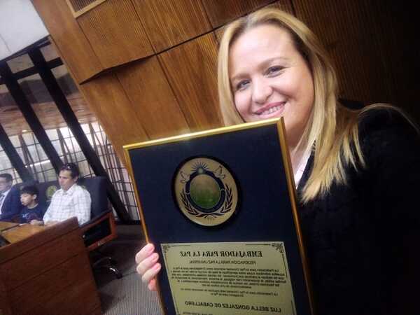 Concejala Luz Bella González fue declarada "Embajadora de la Paz » San Lorenzo PY