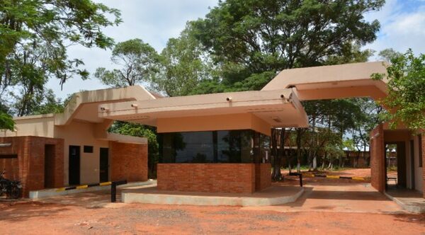 Gracias a boquete en el techo, dos adolescentes se fugaron del Centro Educativo de Itauguá
