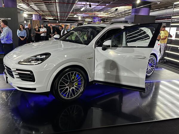 Porsche lanza su nueva estrella el Cayenne Platinum Edition