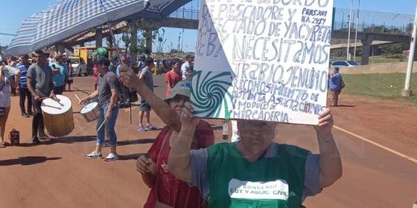Asociaciones de pescadores y afectados por la EBY cortan el puente Posadas-Encarnación