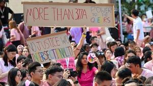 Singapur revoca ley que penaliza el sexo homosexual