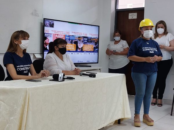 Mujeres se abren camino en rubros de antiguo dominio masculino - La Clave