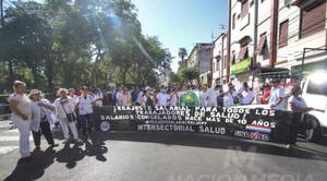 Personal de blanco exige un reajuste salarial – Prensa 5