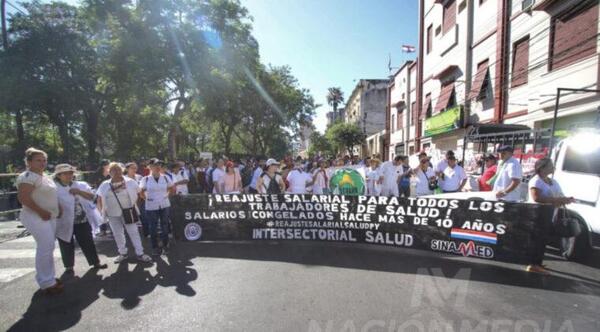 Personal de blanco exige un reajuste salarial – Prensa 5