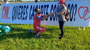 Se lanzó en paracaídas y propuso matrimonio 