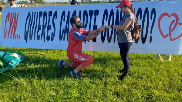 Se lanzó en paracaídas y propuso matrimonio