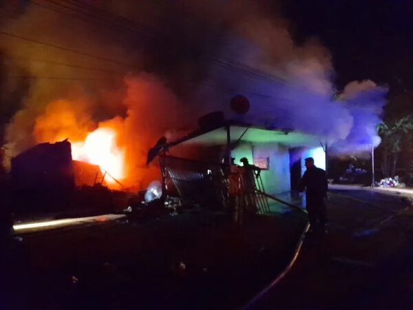 Incendio consumió por completo una vivienda - ABC en el Este - ABC Color