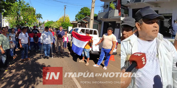 GRUPO DE PERSONAS CORTARON LA CALLE FRENTE A LA FISCALÍA EN ENCARNACIÓN