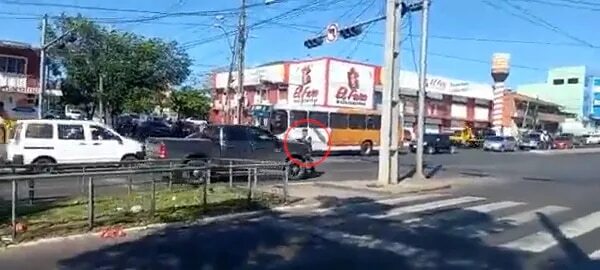 Video: Agente de PMT reclama a conductor y casi queda bajo la camioneta - Nacionales - ABC Color