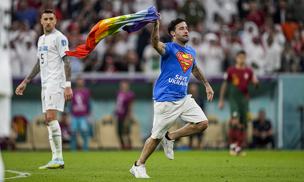 Mundial de Qatar 2022: Un hincha entró a un partido con una bandera LGBT - OviedoPress