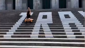 Protesta en Facultad de Derecho: Los manifestantes pintaron las escaleras y bailaron twerking en ropa interior