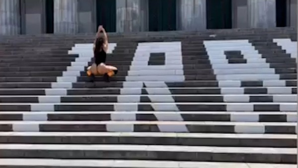 Protesta en Facultad de Derecho: Los manifestantes pintaron las escaleras y bailaron twerking en ropa interior