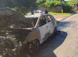 Un auto fue consumido totalmente por el fuego, su conductora se salvó de milagro