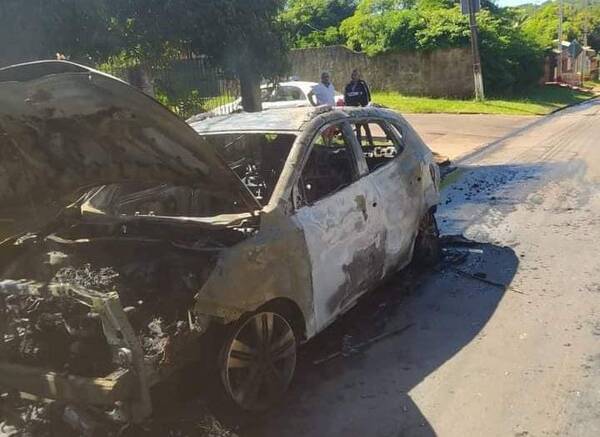 Un auto fue consumido totalmente por el fuego, su conductora se salvó de milagro