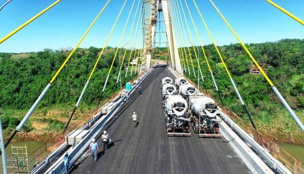 Feroces camiones con carga pesada pusieron a prueba el Puente de la Integración