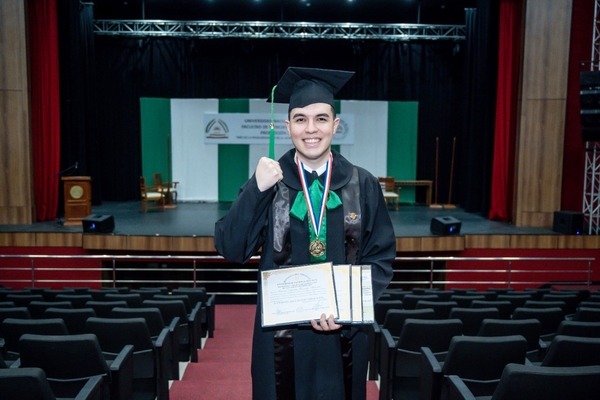 Joven esteño se gradúa de economista con 5 absoluto - La Clave