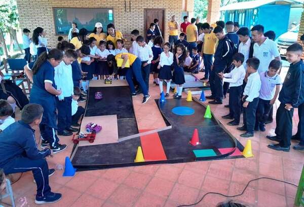 Estudiantes luqueños capacitan en Robótica a niños de Canindeyú •