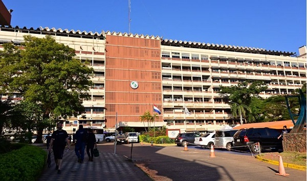 Promulgan ley que permitirá al IPS pedir préstamos para saldar deudas con farmacéuticas