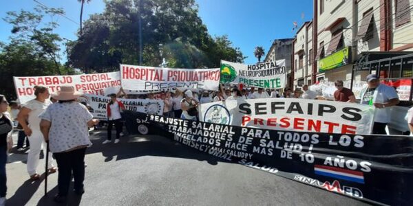 Médicos se movilizan por aumento salarial