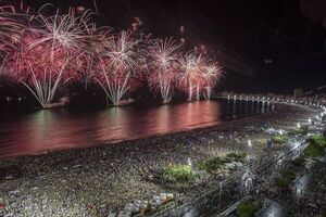 Regresan las multitudinarias fiestas de año en playas de Brasil