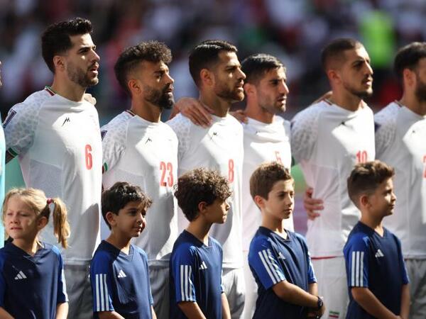 Jugadores iraníes cantaron el himno tras supuestas amenazas del régimen de su país - trece