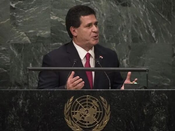 Esto dijo Cartes cuando firmó en 2015 su compromiso con la Agenda 2030, hoy criticada por cartistas - Nacionales - ABC Color