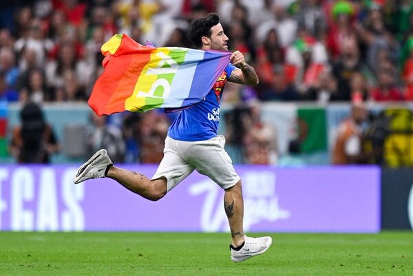 Prohíben la entrada a próximos partidos del Mundial al aficionado que invadió el campo con una bandera LGBT