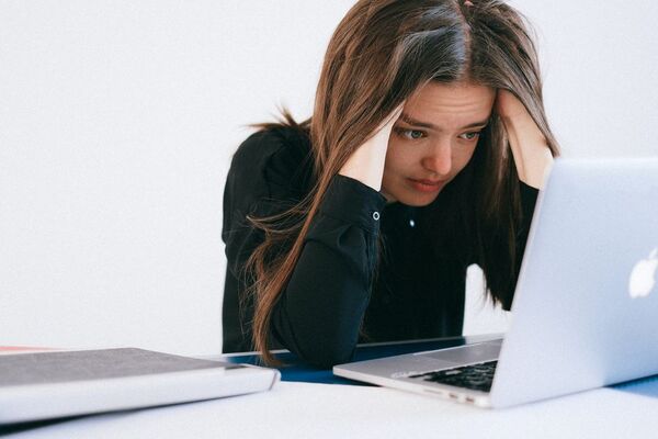 Señales que indican que tu cortisol está alto y cómo mejorarlo