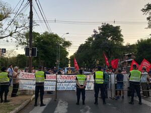 Diario HOY | Indignación contra Abdo por promulgación de ley que arriesga fondos jubilatorios del IPS