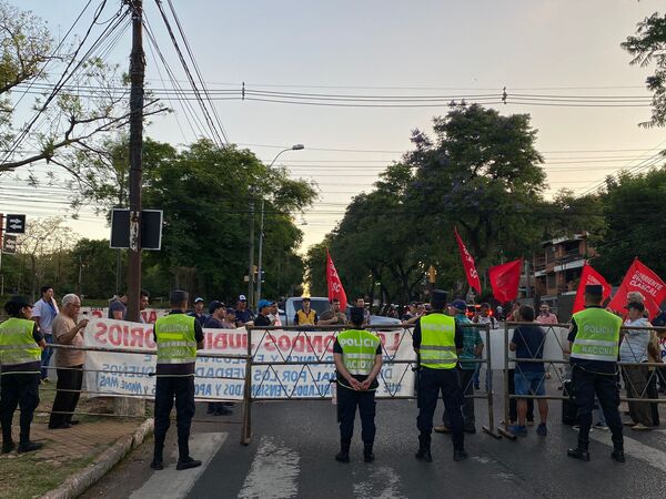 Diario HOY | Indignación contra Abdo por promulgación de ley que arriesga fondos jubilatorios del IPS