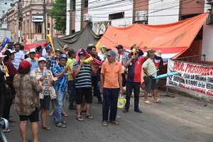 Caso Toryvete: campesinos regresan para vivir en carpas frente al Indert - Nacionales - ABC Color