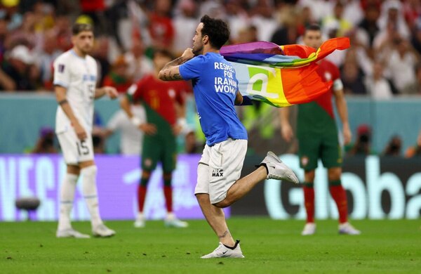 La decisión tomada con el hombre que invadió el campo con una bandera arcoíris en el Mundial