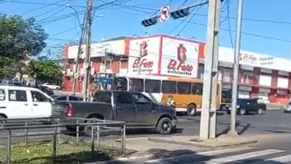 Cruzó luz roja y llevó por delante a PMT