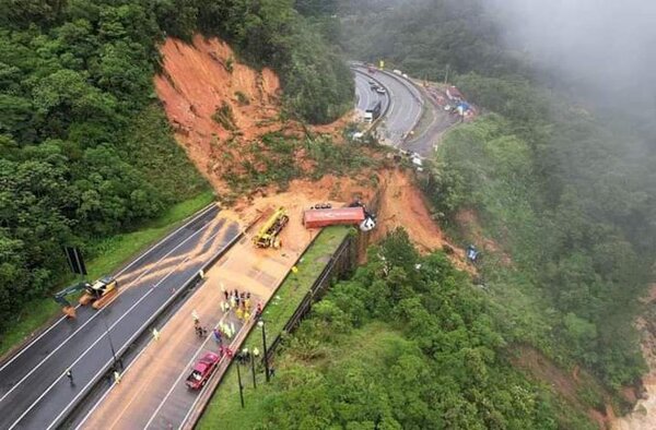 Buscan desaparecidos tras deslizamiento de tierras en Brasil
