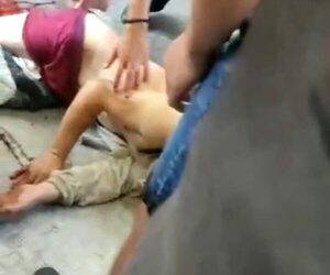 Le tajearon en la pompis y lo auxiliaron en un colectivo hasta