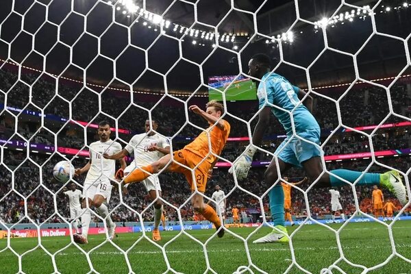 Países Bajos se pasean ante Qatar y avanzan a octavos como líderes - Fútbol Internacional - ABC Color
