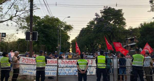 La Nación / Abdo promulga ley que permite al IPS endeudarse para pagar deudas