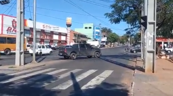 Conductor arrastra a agente de la PMT de Asunción tras cometer una infracción - Noticiero Paraguay