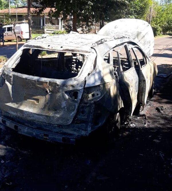 Vehículo ardió en llamas mientras mecánico manejaba