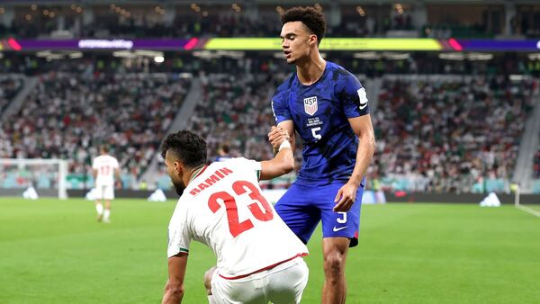 Antonee Robinson y Rezaeian conmueven al mundo fútbol