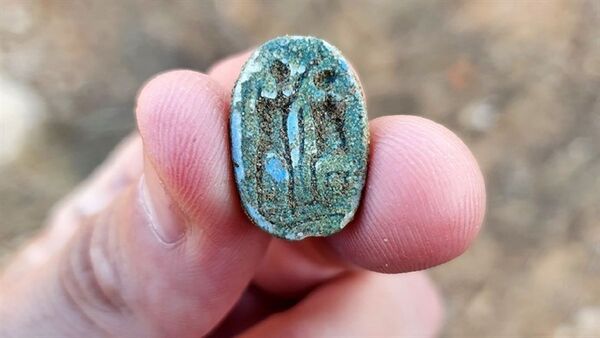 Guía halla un sello de escarabajo de hace 3.000 años en Israel